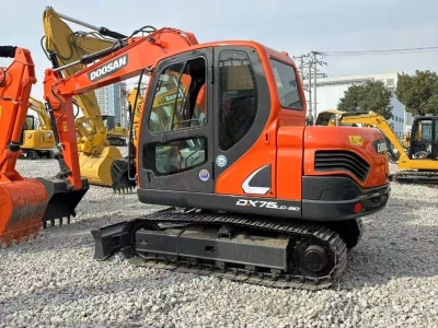 Powerful second-hand 7ton wheeled crawler DX75 excavator for sale